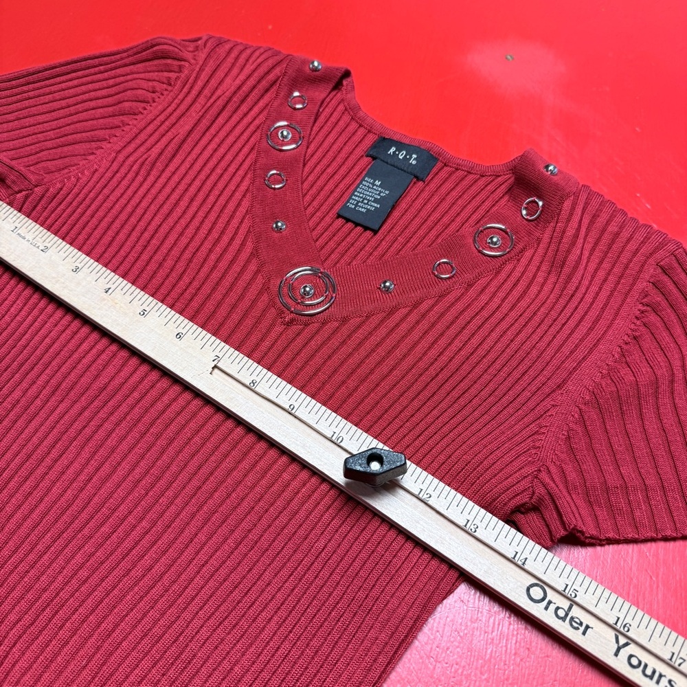RQT DARK RED SHORT SLEEVE RIBBED FITTED SWEATER VNECK SILVER DECORATIVE - Picture 2 of 5
